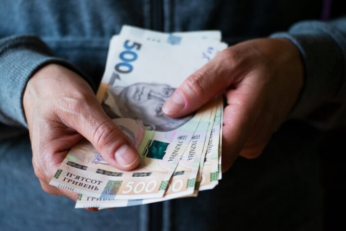 Середня зарплата в Україні в лютому 2024 року зросла на 500 грн, або 2,6% і сягнула 20 тис.