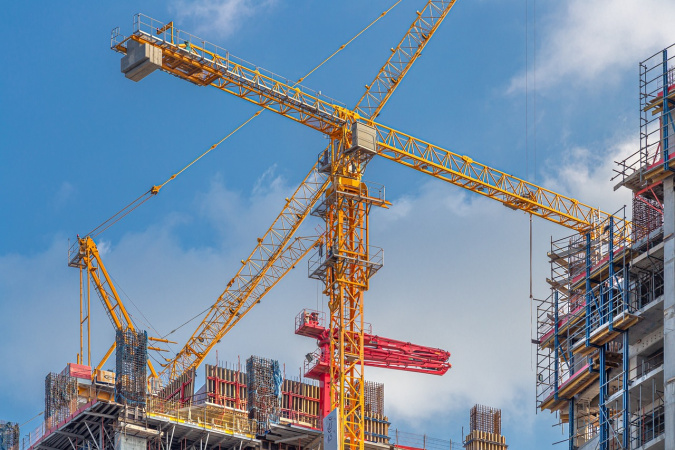 Общая площадь жилых домов, на которые выданы разрешения на выполнение строительных работ (новое строительство), по итогам 2023 сократилась на 37% по сравнению с 2022 годом — до 4,2 млн кв.