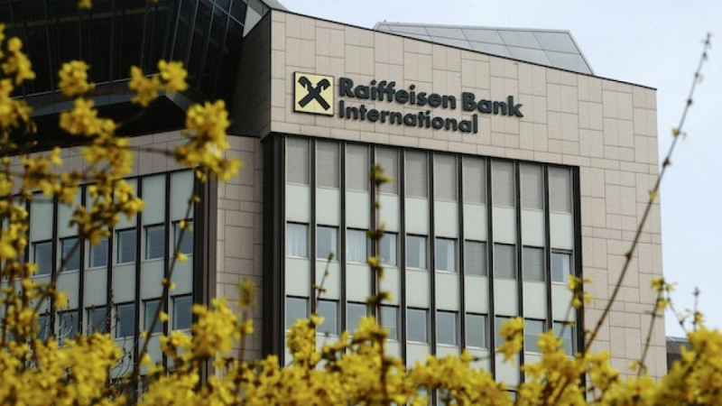 Акции и облигации Raiffeisen Bank International (RBI) снова упали в четверг после того, как стало известно, что Вашингтон давит на австрийский банк, чтобы тот отменил соглашение с попавшим под санкции российским олигархом Олегом Дерипаской.