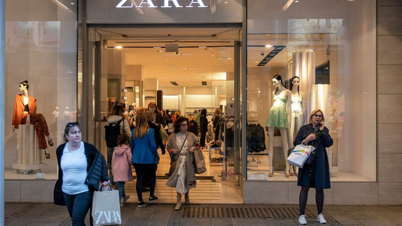 Inditex (власник Zara, Pull&Bear, Bershka та Massimo Dutti) поступово відновить свою комерційну діяльність в Україні, спочатку відкривши свою онлайн-мережу 2 квітня, а з 3 квітня — близько 20 магазинів своїх брендів, включаючи три магазини Zara, у Києві.
