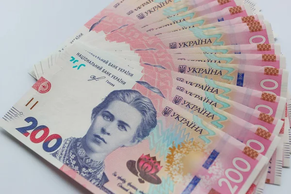 Национальный банк Украины установил на 3 апреля 2024 официальный курс гривны на уровне 39,3236 грн/$.