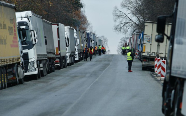 Польские фермеры продолжают блокировать движение грузовиков на пунктах пропуска «Рава-Русская», «Ягодин» и «Угринов».