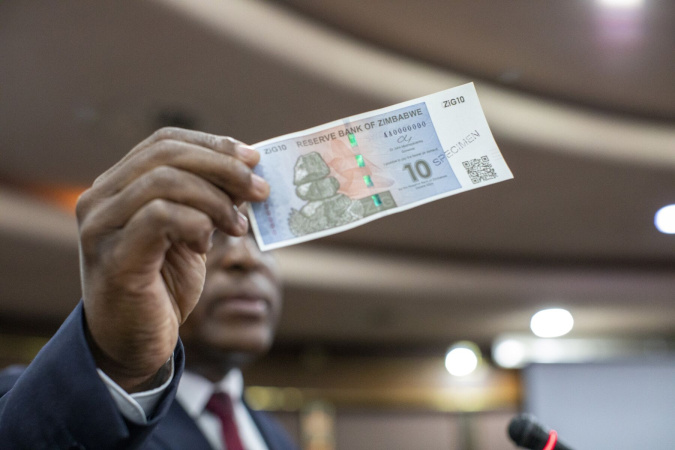 Зимбабве заменит обесцененный национальный доллар и введет новую валюту ZiG, обеспеченную золотом и корзиной иностранных валют.