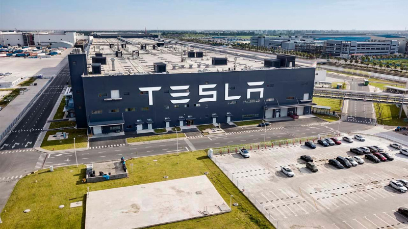 Tesla откажется от выпуска давно обещанного недорогого электромобиля, на который инвесторы рассчитывали для расширения присутствия компании на массовом авторынке.