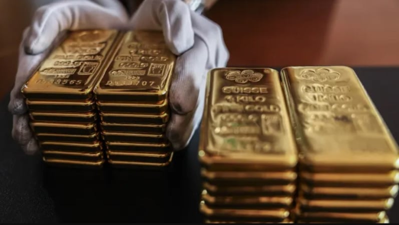 На початку тижня ціни на золото продовжили своє рекордне зростання і досягли чергового історичного максимуму, перевищивши $2 375 за унцію.