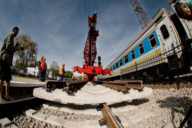 Укрзализныця начала строительство европейской колеи «Чоп-Ужгород» — один из проектов стратегической программы развития железнодорожной инфраструктуры для интеграции Украины в ЕС.