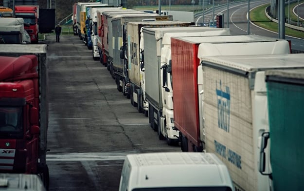 Польские фермеры продолжают блокировать движение грузовиков по трем пунктам пропуска — «Ягодин», «Рава-Русская» и «Угринов».