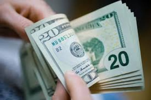 У першій половині дня 16 квітня готівковий курс продажу долара у банківських касах сягнув 40 гривень за долар.