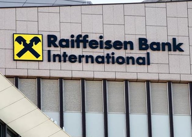 Австрійський Raiffeisen Bank International нещодавно розмістив понад тисячу оголошень про вакансії в росії, вказуючи на амбітні плани зростання в цій країні, що явно суперечить його офіційній обіцянці вийти з ринку.