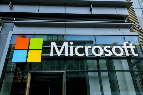 Корпорація Microsoft інвестувала $1,5 млрд в компанію G42, яка займається розробкою штучного інтелекту (ШІ) в Об'єднаних Арабських Еміратах.