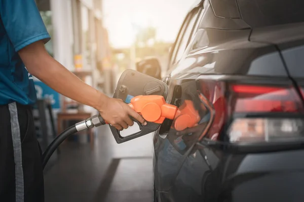 Ціни на бензин у преміальних мережах АЗС збільшилася до історичного максимуму, сягнувши позначки 60 гривень за літр.