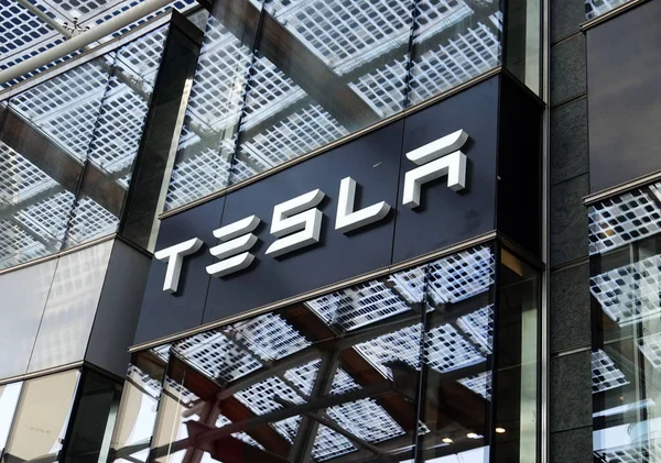Цена акций Tesla подскочила более чем на 14% в понедельник в качестве реакции инвесторов на новости вокруг визита генерального директора компании Илона Маска в Китай.