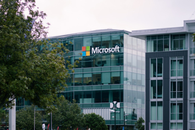 Корпорація Microsoft інвестує 1,7 мільярда доларів США у розбудову інфраструктури хмарних обчислень та штучного інтелекту в Індонезії.