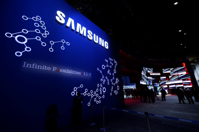 Samsung сообщила, что операционная прибыль компании за первый квартал 2024 года выросла на 932,8% благодаря восстановлению цен на чипы памяти, пишет CNBC.►Подписывайтесь на страницу «Минфина» в фейсбуке: главные финансовые новостиSamsung объявила, что получила 71,92 трлн корейских вон (около $52,3 млрд) консолидированного дохода благодаря высоким продажам флагманских смартфонов Galaxy S24 и росту цен на полупроводниковые элементы памяти.