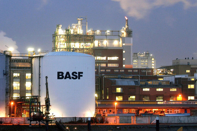 Найбільший у світі хімічний концерн BASF продає свою дочірню компанію у росії «БАСФ Восток» російському виробнику лакофарбових матеріалів «Лакра Синтез».