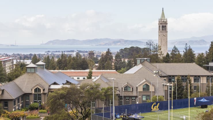 Главный вид университета Калифорнии Berkeley campus включает Sather Towe. В Haas School of Business находится в передней и Сан-Франциско-Бей в области.