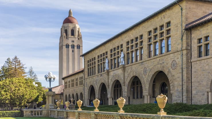 Главный вид кемпуса в Stanford University, в том числе Hoover Tower, и строительные работы в Доме Quadrangle.