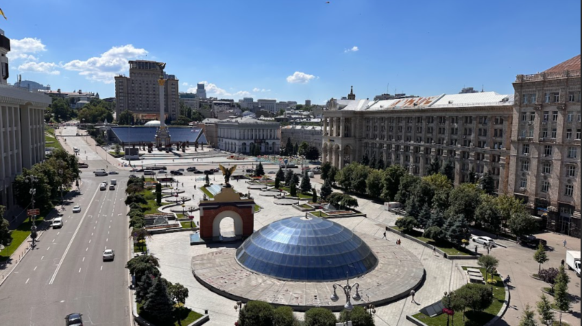 Краєвид на Майдан Незалежності з 8-го поверху готелю «Козацький»