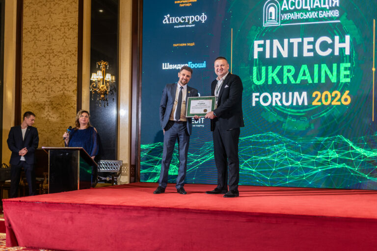На FinTech Ukraine Forum 2026 організованим Асоціацією українських банків, компанія SlonCredit отримала подяку