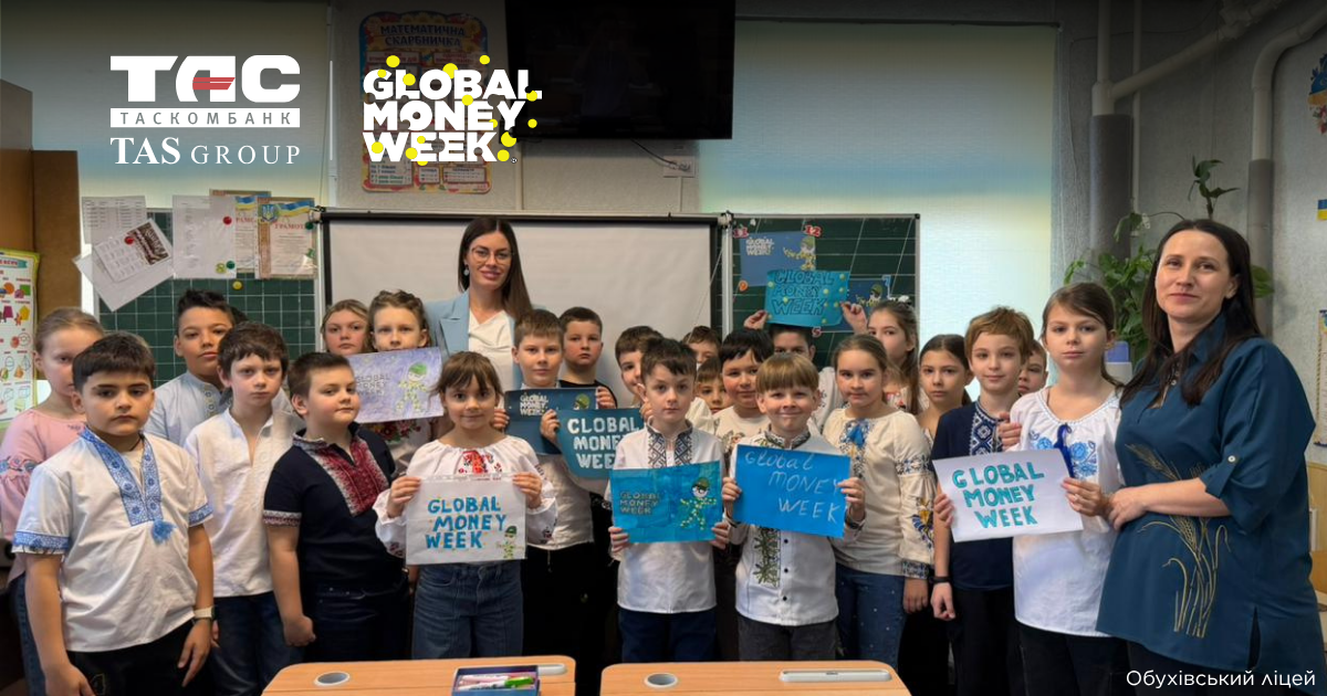 Специалист Таскомбанка проводит урок финансовой грамотности для школьников в классе в рамках Global Money Week.