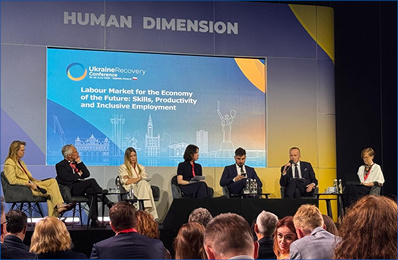 Представники PZU Україна спілкуються з учасниками конференції Ukraine Recovery Conference 2026 на стенді компанії.
