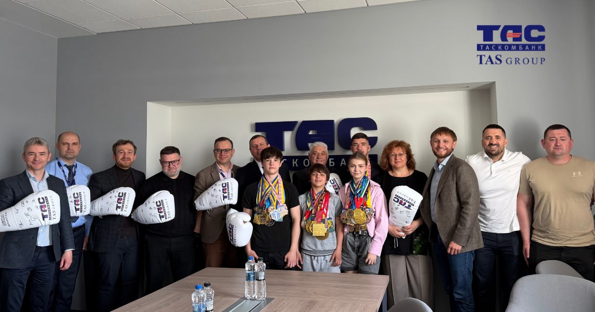 Ярослав Перелома вместе с воспитанниками Pereloma Fight Academy поздравляют команду Таскомбанка с Днём банковского работника во время визита в офис банка.