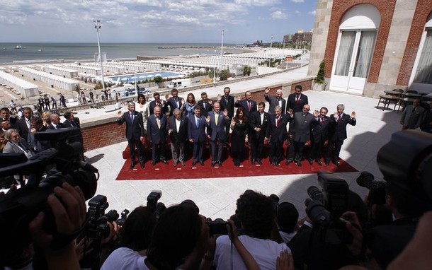 Лидеры Латиноамериканских стран на саммите Иберия-Америка, прошедшем в аргентинском городе Мар-дель-Плата
