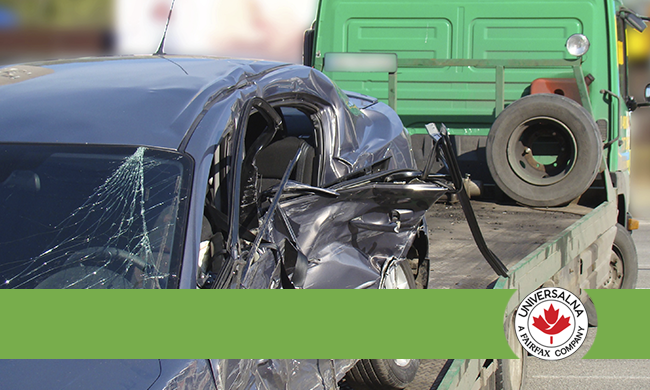 Повреждённый легковой автомобиль после ДТП на дороге — страховой случай, по которому владельцу транспортного средства выплачивается компенсация.