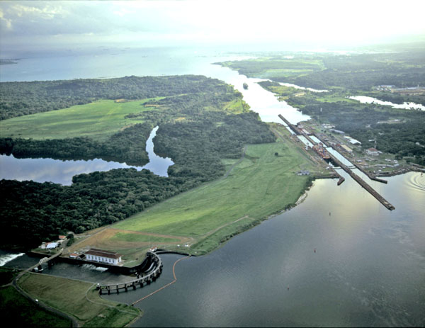Вид на Панамский канал. Фото learninglatinamerica.wikispaces.com 