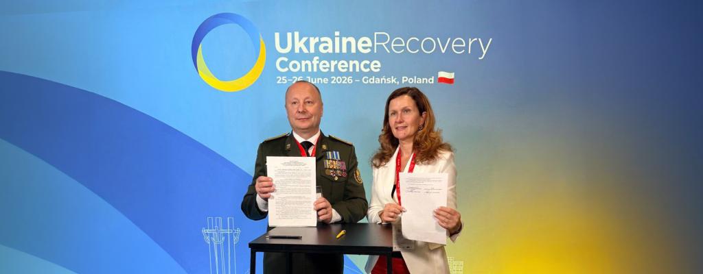 Наталія Гуріна підписує меморандум про розвиток ветеранського підприємництва між Національною асоціацією банків України та Асоціацією підприємців-ветеранів України під час Ukraine Recovery Conference 2026 у Гданську.