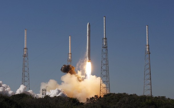 Старт ракеты-носителя Falcon 9 вместе с космическим кораблём Dragon