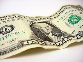 Цену наличного доллара в Украине привяжут к его курсу на межбанковском рынке