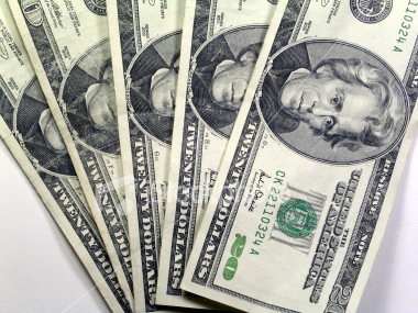 Доллар падает на межбанке
