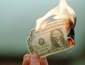 Нацбанк искусственно обваливает доллар