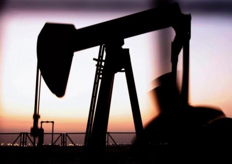 Мировые цены на нефть упали ниже отметки 70 долларов за баррель