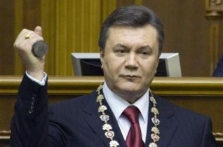 Янукович урезал себе зарплату