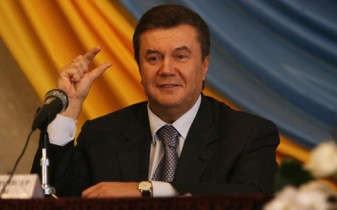 Янукович указом срезал половину своей зарплаты