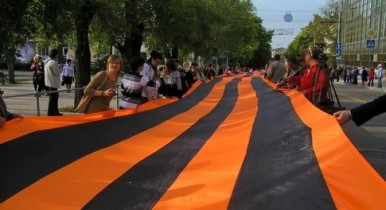 В Севастополе сшили 300-метровую Георгиевскую ленту