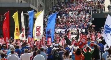 Сотни тысяч португальцев вышли на акцию протеста против антикризисных мер
