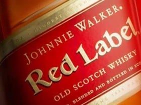 Производитель Johnnie Walker передаст пенсионерам 2 миллиона баррелей виски