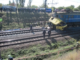 Азаров приказал оборудовать все железнодорожные переезды шлагбаумами