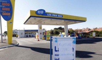 Франция перешла на стратегические резервы топлива