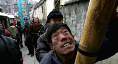 Протестующие крестьяне в Китае сожгли 50 автомобилей