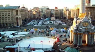 В Киеве на Майдане Независимости накануне акций протеста предпринимателей устанавливается ледовый каток