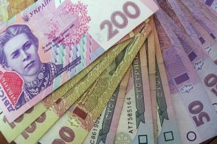 Курс гривны на межбанке в пятницу укрепился до 7,935 грн/$1