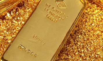 Цены на золото немного снижаются после рекордного роста