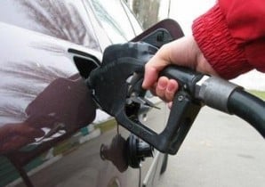 На украинских АЗС продают вместо бензина фальсификат