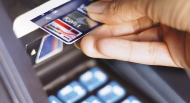 АМКУ потребовал от банков снизить тарифы на обслуживание платежных карт