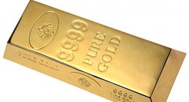 Золото колеблется в цене на фоне опасений усугубления кризиса в Европе