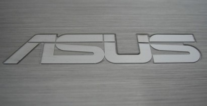 В интернете появились фотографии нового устройства Asus под названием PadFone, который компания ASUS анонсирует на открывающейся завтра выставке Computex 2011.
